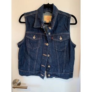 LEVI’S DENIM VEST